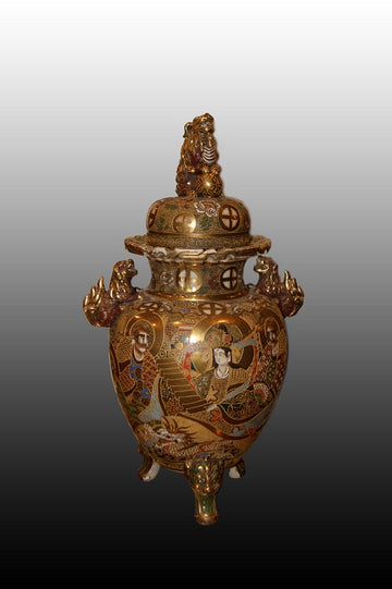 Bellissimo grande vaso Satsuma Giapponese in porcellana dorata decorata con personaggi