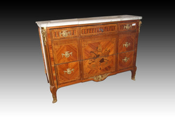 Superbe commode française des années 1700, richement finie dans le style Transition