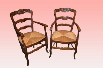 Paire de fauteuils provençaux fin 19ème siècle en bois de chêne sculpté