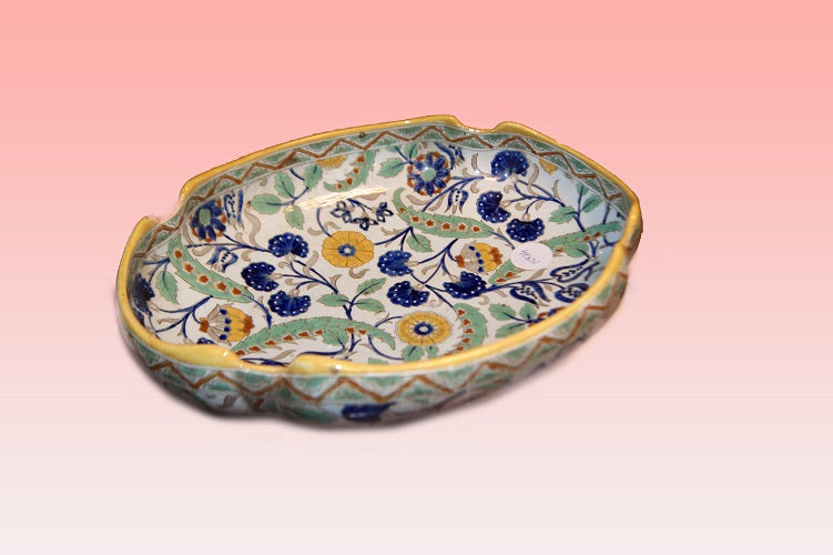 Piatto francese in ceramica riccamente decorata