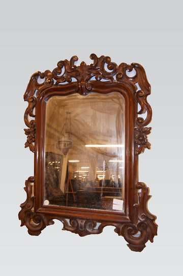 Miroir de style Louis Philippe en bois d'acajou richement sculpté