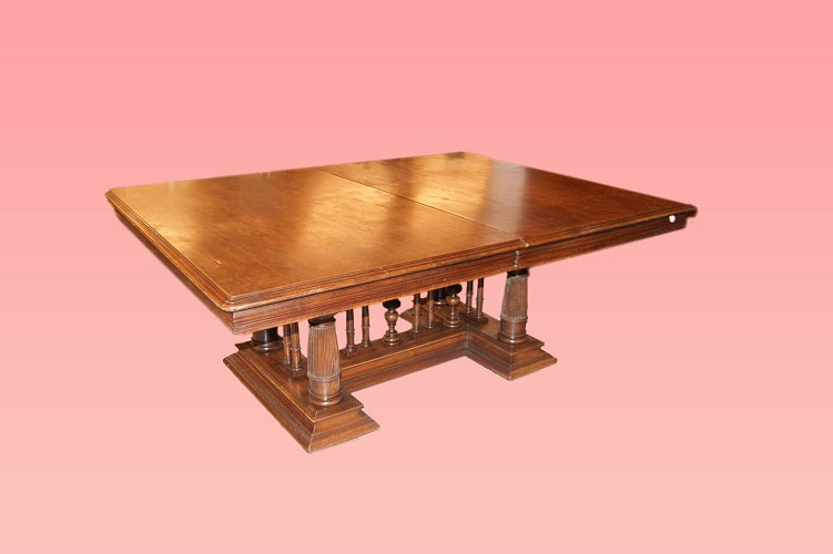 Grande tavolo rettangolare in legno di noce con basamento riccamente rifinito