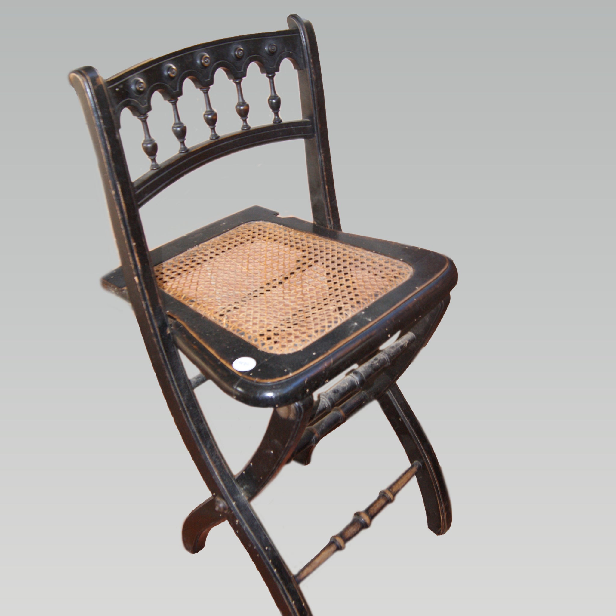 Sgabello alto di fine 1800 in legno ebanizzato con seduta impagliata