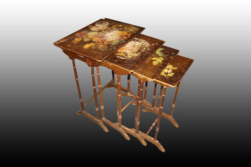 Gruppo di 4 tavolini a nido francesi dipinti Vernis Martin