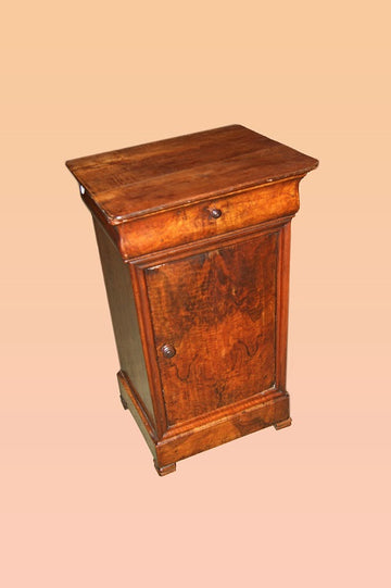 Gracieuse table de chevet Ancien française du 19ème siècle en bois de noyer de style Louis Philippe