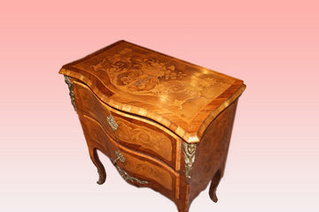 Samll Richly inlaid French Louis XV style chest of drawers from the 1800s in walnut