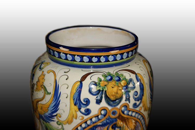 Vaso italiano di inizio 1900 in maiolica di gusto neorinascimentale con ricchi decori