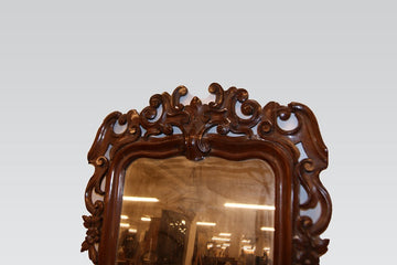 Miroir de style Louis Philippe en bois d'acajou richement sculpté