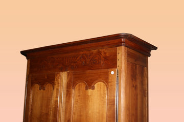 Grande armoire ancienne du 18ème siècle en merisier provençal français