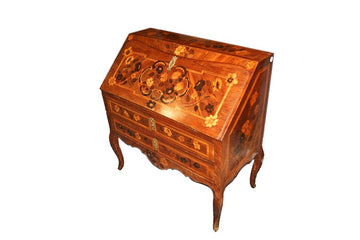 Superbe bureau a pente français gracieux des années 1700 en bois de noyer richement marqueté