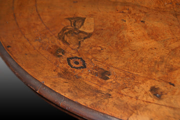 Table basse anglaise en marqueterie de la première moitié du 19ème siècle - Loupe de noyer