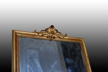 Miroir doré français des années 1800 de style Louis XVI avec cymatium