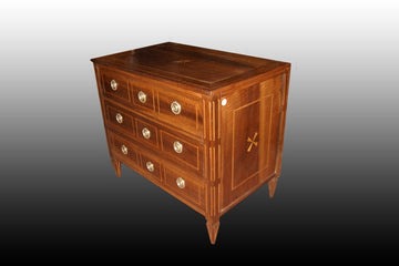 Beautiful French chest of drawers from the 1700s, Louis XVI style, in walnut with inlays