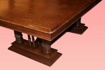 Grande table rectangulaire en bois de noyer avec piètement richement fini