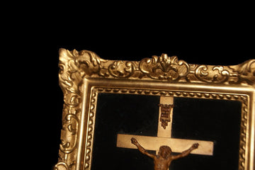 Crucifix français du début du 19ème siècle avec Christ en bois et magnifique cadre doré