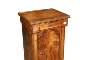 Belle table de chevet Ancien de style Empire français des années 1800 en bois de noyer