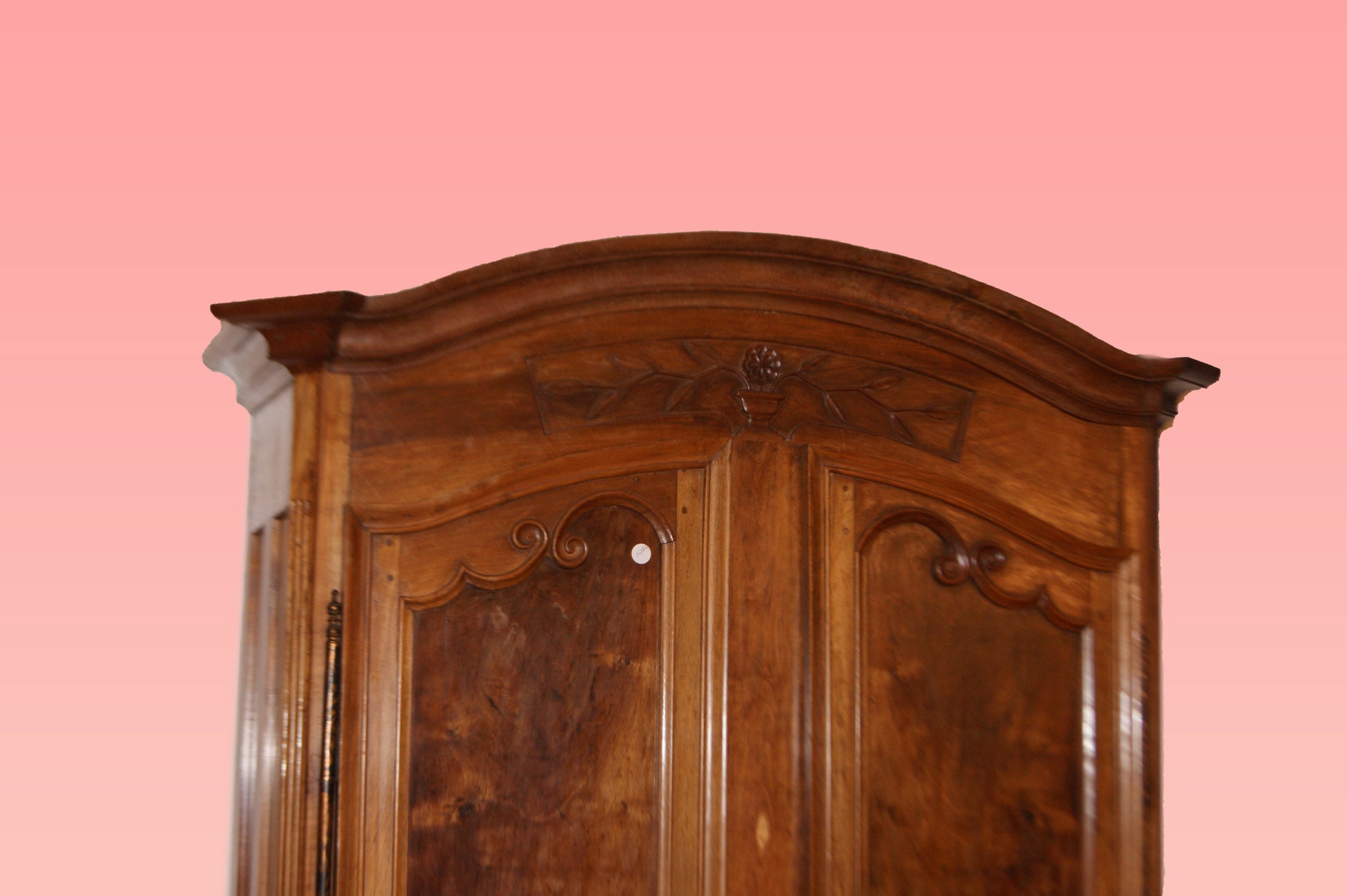 Bellissimo armadio francese del 1700 in legno di noce stile Provenzale