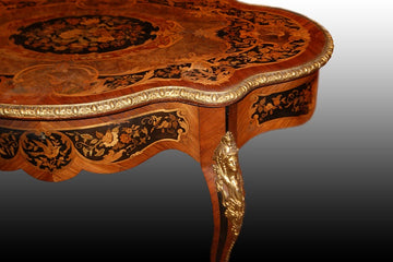 Magnifico tavolo da salotto ovale smerlato riccamente intarsiato stile Luigi XV