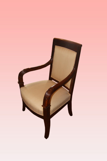 Fauteuil français de style Directoire du 19ème siècle en bois d'acajou