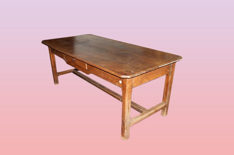 Grande tavolo rustico di inizio 1800 in legno di noce con cassetto