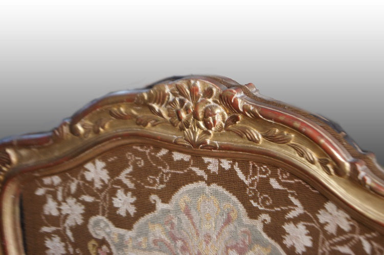 Parascintille francese de 1800 in legno dorato foglia oro con tessuto ricamato a piccolo punto