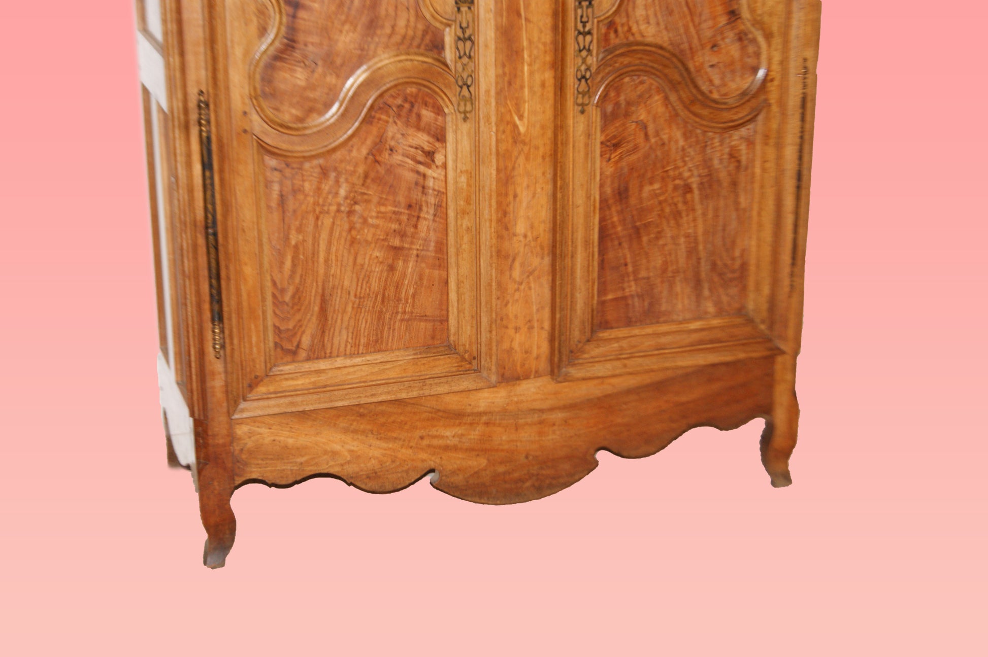 Bellissimo armadio francese del 1700 in legno di noce stile Provenzale