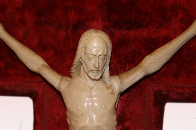 Crocifisso francese di inizio 1700, con grande cristo in avorio