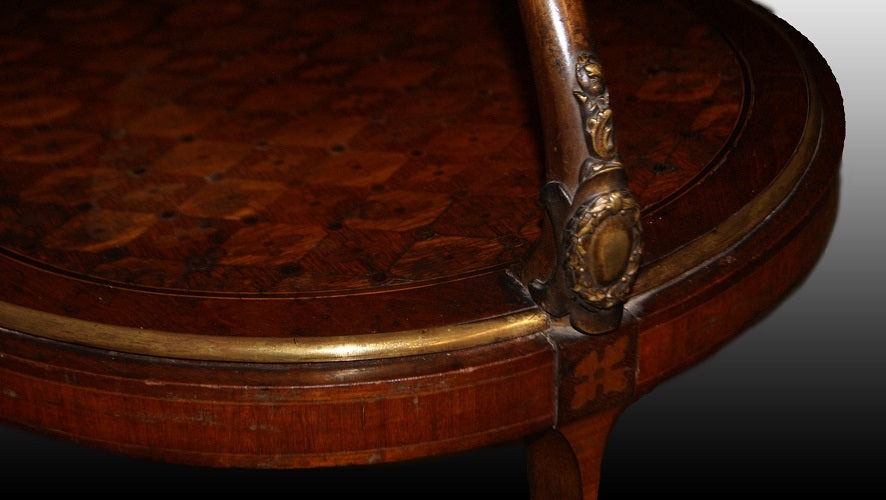 Stupendo tavolino a due piani con marmo stile Luigi XV francese del 1800