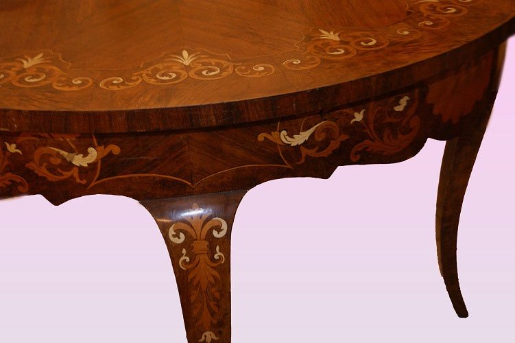 Gruppo di 4 sedie francesi con tavolo stile Luigi XV riccamente intarsiate