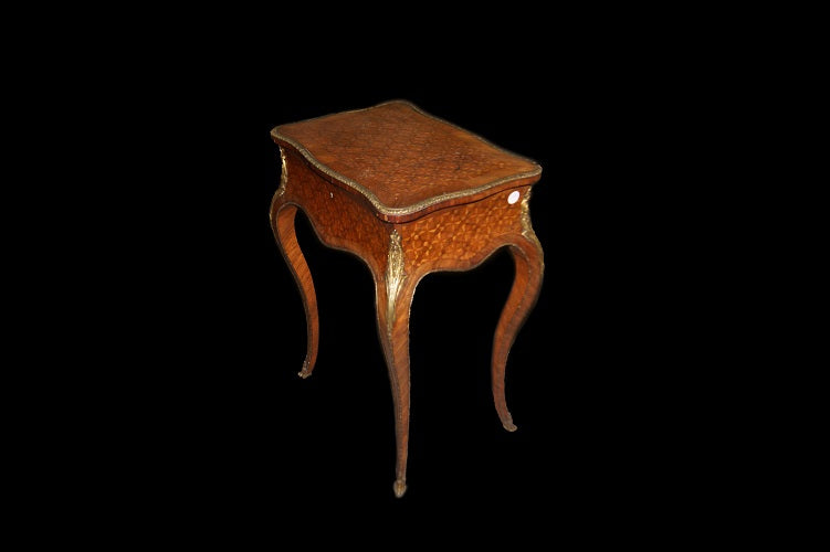 Tavolino simil toilette francese del 1800 stile Luigi XV con ricchi motivi di intarsio