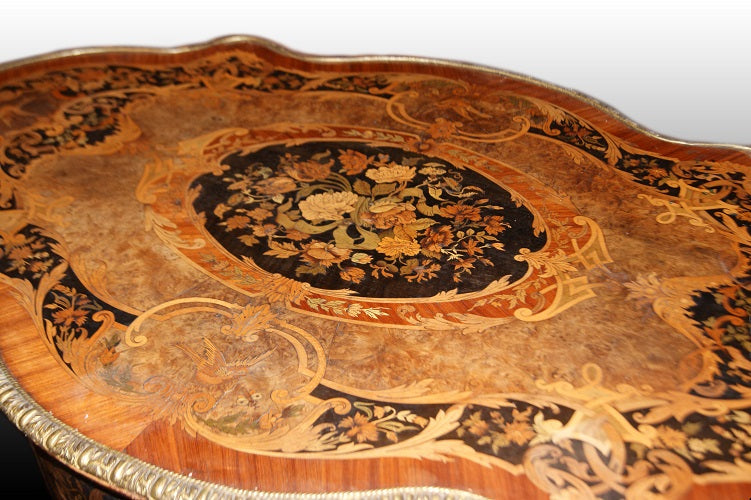 Magnifico tavolo da salotto ovale smerlato riccamente intarsiato stile Luigi XV