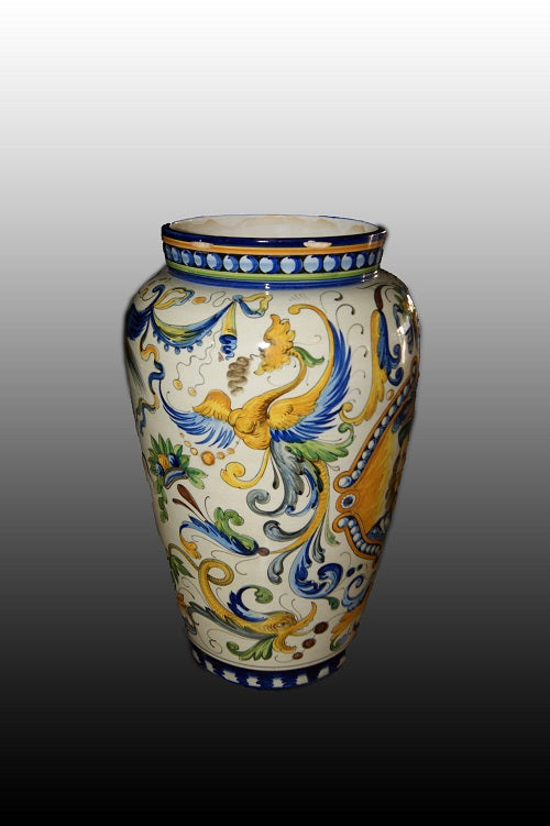 Vaso italiano di inizio 1900 in maiolica di gusto neorinascimentale con ricchi decori