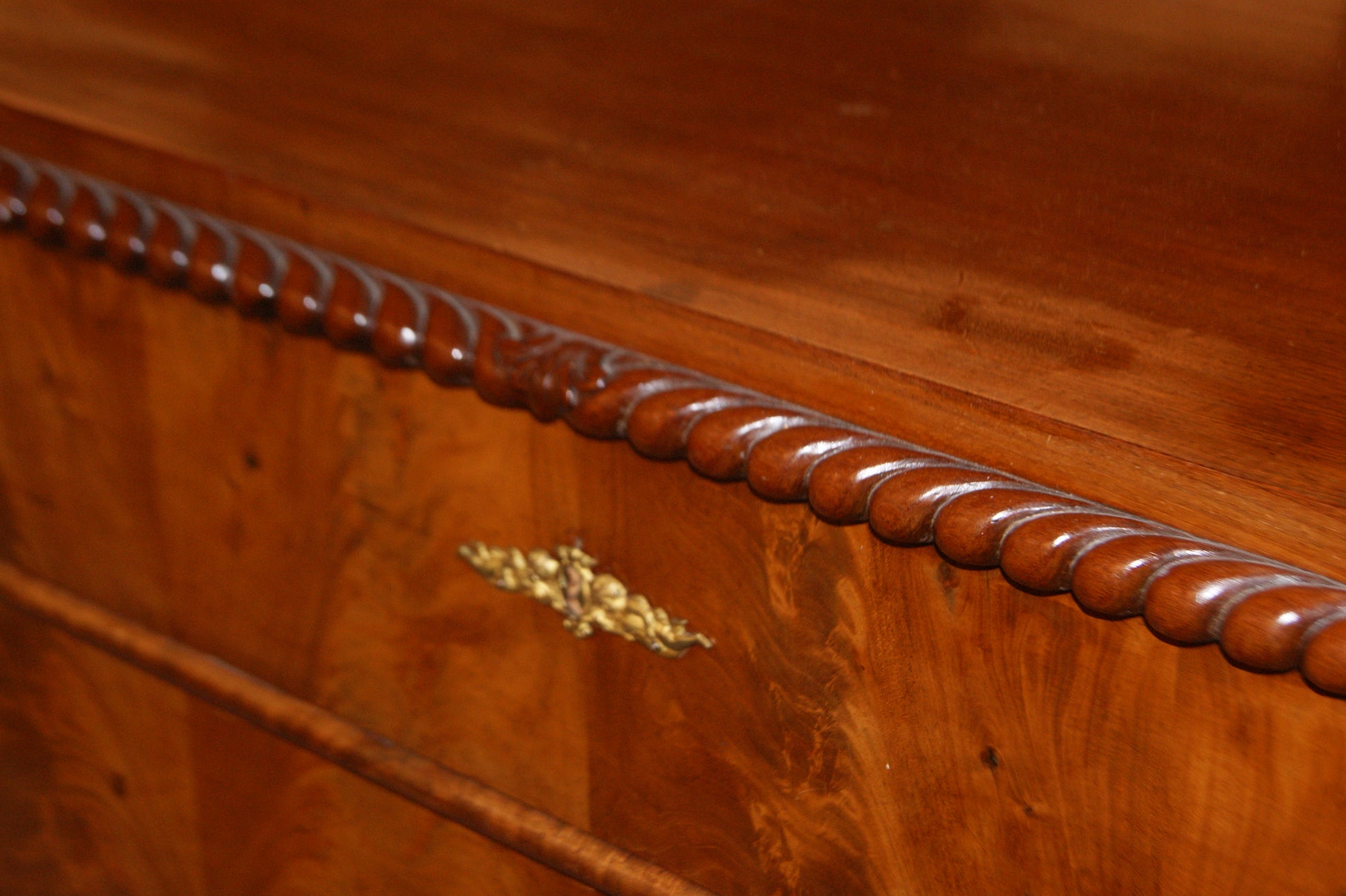 Cassettone in stile Biedermeier del Nord Europa del 1800 in pregiato legno di mogano