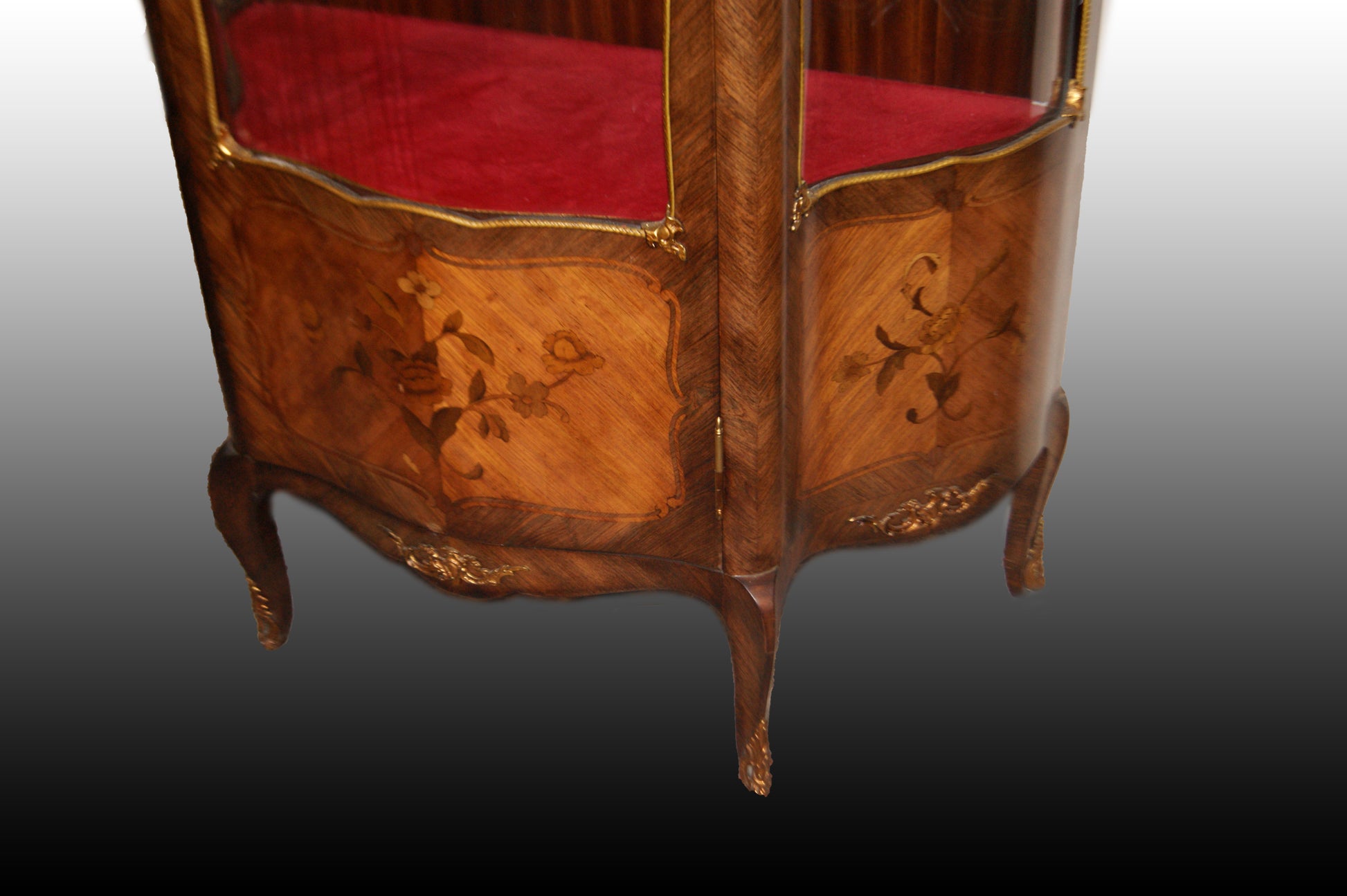 Vetrina francese stile Luigi XV del 1800 con intarsi e bronzi