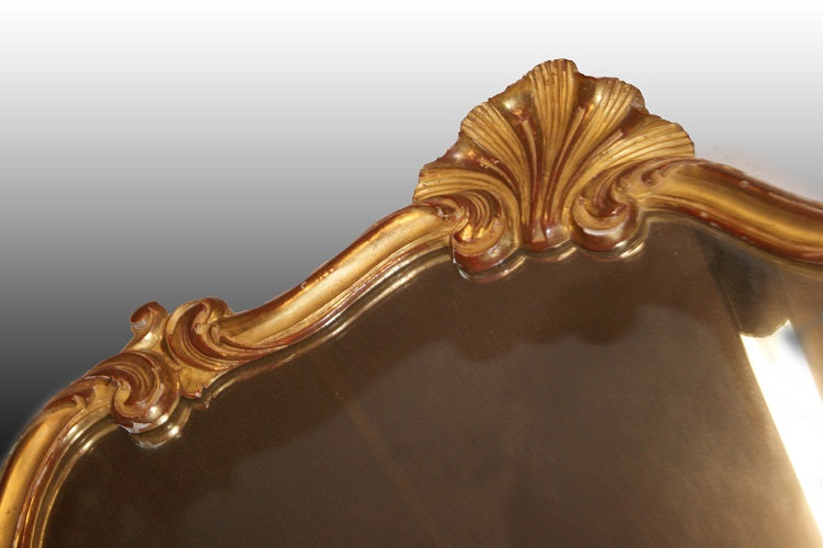 Specchiera francese di inizio 1900 sagomata e dorata foglia oro