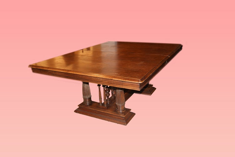 Grande tavolo rettangolare in legno di noce con basamento riccamente rifinito