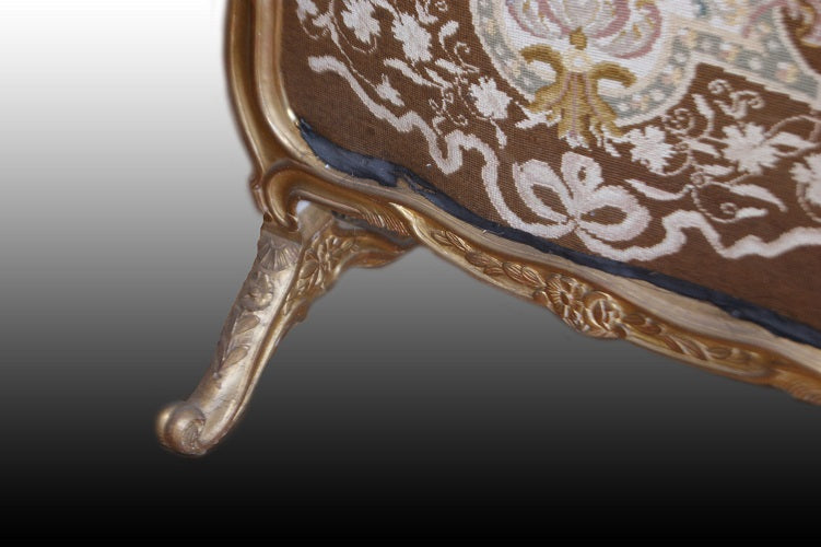 Parascintille francese de 1800 in legno dorato foglia oro con tessuto ricamato a piccolo punto