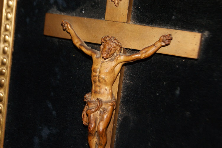Crocifisso francese di inizio 1800 con Cristo in legno e stupenda cornice dorata.