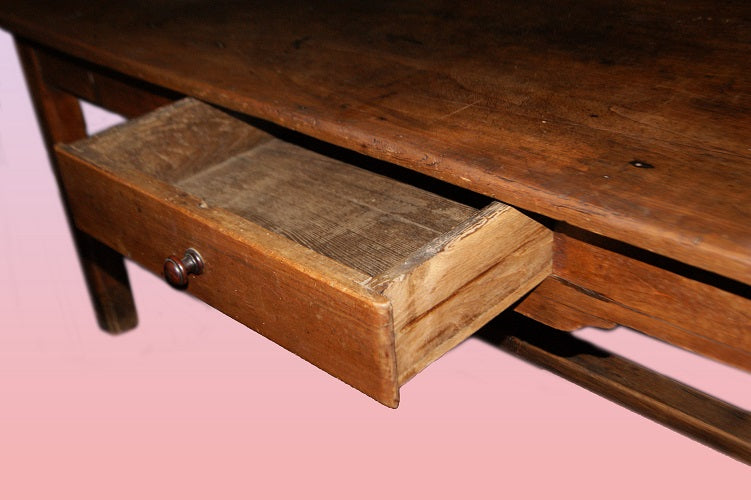 Grande tavolo rustico di inizio 1800 in legno di noce con cassetto