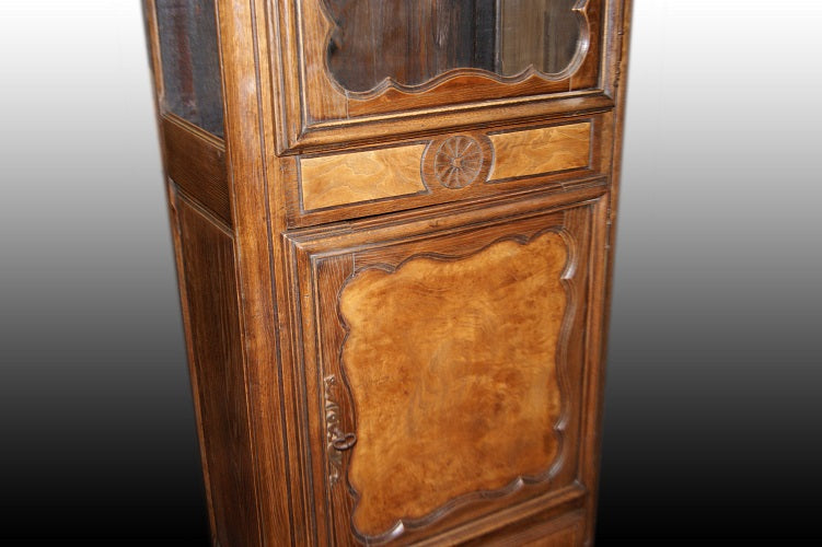 Vetrinetta provenzale del 1800 in legno di noce e radica con intagli