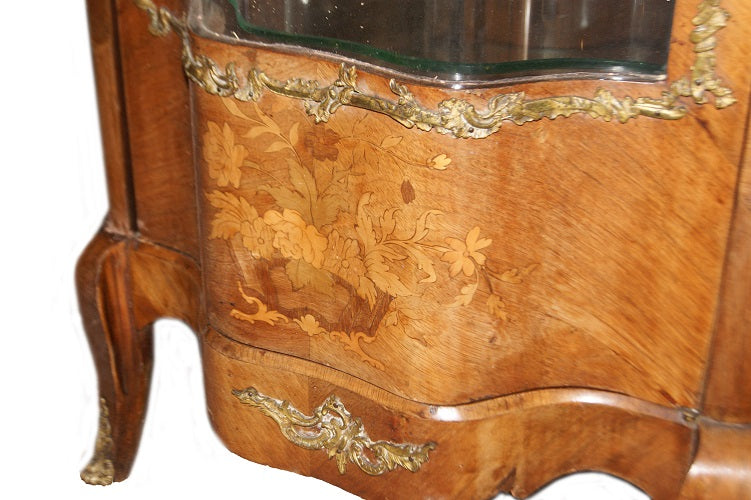 Vetrina francese stile Luigi XV del 1800 con intarsi e bronzi in legno di noce