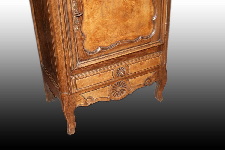 Vetrinetta provenzale del 1800 in legno di noce e radica con intagli