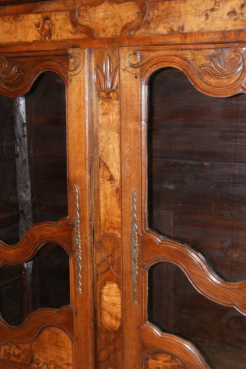 Antica vetrina francese del 1700 in legno scuro di castagno provenzale