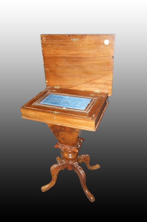 Tavolino da lavoro inglese stile Vittoriano in legno di noce con intarsi del 1800 antico 