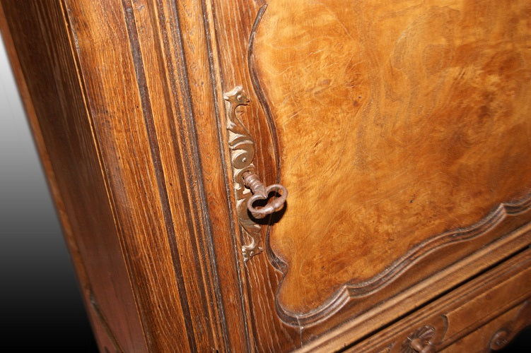 Vetrinetta provenzale del 1800 in legno di noce e radica con intagli
