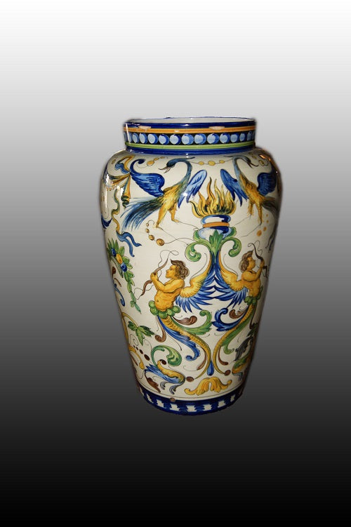 Vaso italiano di inizio 1900 in maiolica di gusto neorinascimentale con ricchi decori