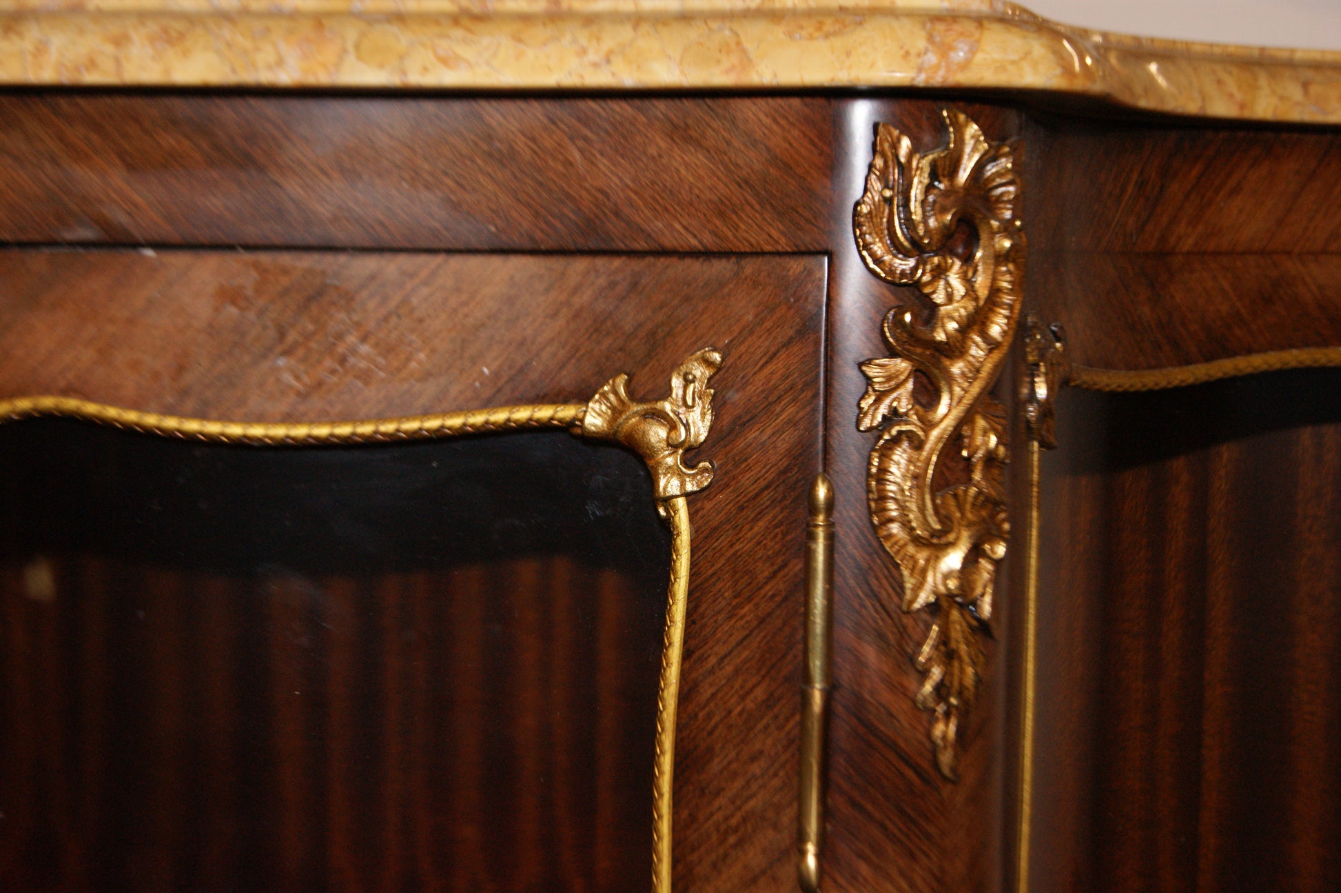 Vetrina francese stile Luigi XV del 1800 con intarsi e bronzi
