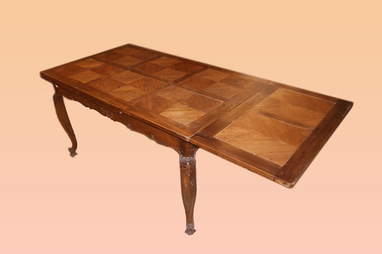 Tavolo Provenzale rettangolare del 1800 in legno di noce con piano parquettato
