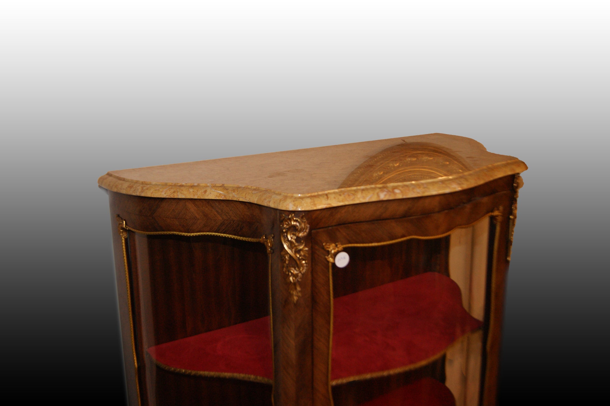 Vetrina francese stile Luigi XV del 1800 con intarsi e bronzi