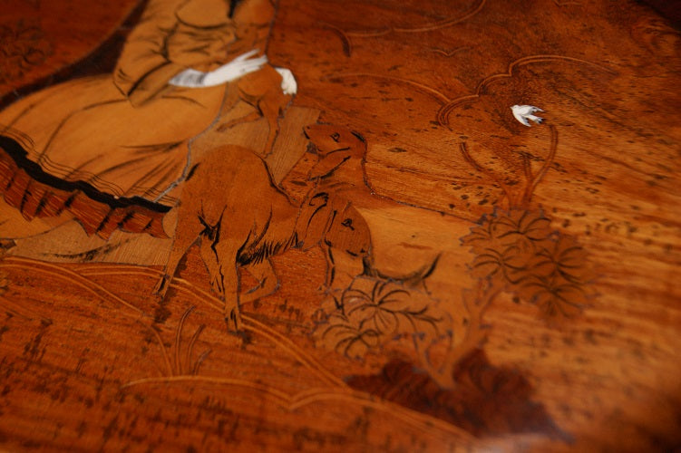 Tavoletta in legno finemente intarsiata Raffigurante Dama